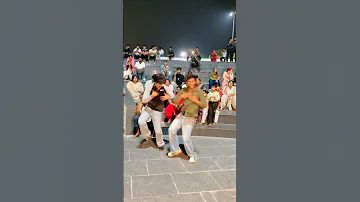 [HI] लड़की, तुम्हारे सूट पर जो कढ़ाई है वह बेहद खूबसूरत है